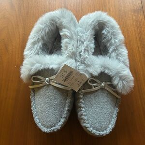 J Crew Women’s 7 shearling felt slippers NWT light grey